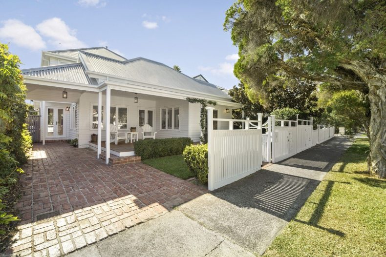 39 Retreat Road, Hampton, VIC