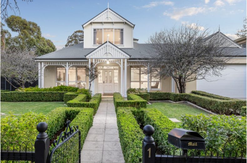 1 Carlyle Crescent, Mont Albert, VIC